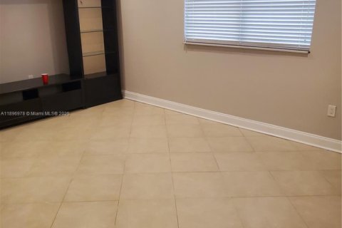 House in Miami, Florida 5 bedrooms, 282.24 sq.m. № 1948464 - photo 15