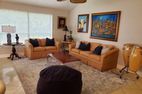 House in Miami, Florida 5 bedrooms, 282.24 sq.m. № 1948464 - photo 12