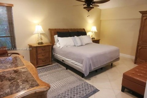 House in Miami, Florida 5 bedrooms, 282.24 sq.m. № 1948464 - photo 4