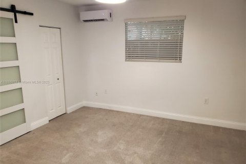 House in Miami, Florida 5 bedrooms, 282.24 sq.m. № 1948464 - photo 22
