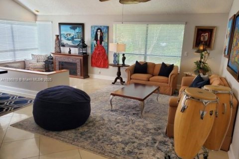 House in Miami, Florida 5 bedrooms, 282.24 sq.m. № 1948464 - photo 13