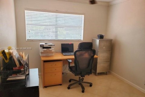 House in Miami, Florida 5 bedrooms, 282.24 sq.m. № 1948464 - photo 27
