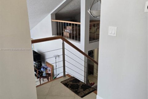 House in Miami, Florida 5 bedrooms, 282.24 sq.m. № 1948464 - photo 30
