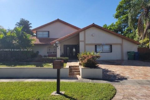 House in Miami, Florida 5 bedrooms, 282.24 sq.m. № 1948464 - photo 1