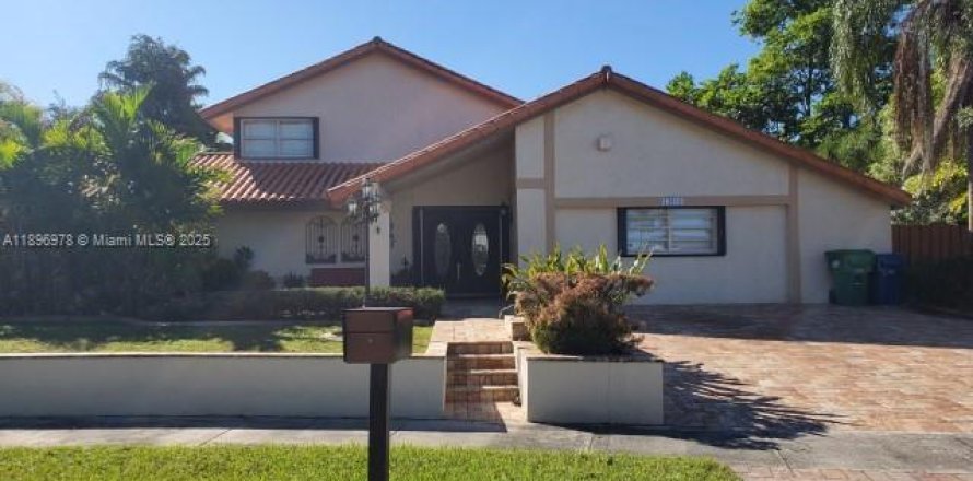 House in Miami, Florida 5 bedrooms, 282.24 sq.m. № 1948464