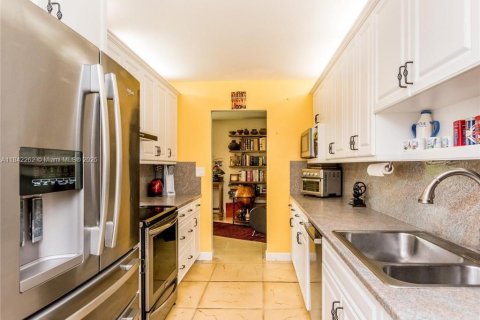 House in Lighthouse Point, Florida 4 bedrooms, 246.93 sq.m. № 1836572 - photo 9