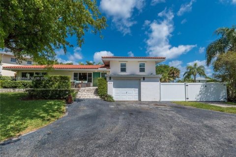 House in Lighthouse Point, Florida 4 bedrooms, 246.93 sq.m. № 1836572 - photo 5