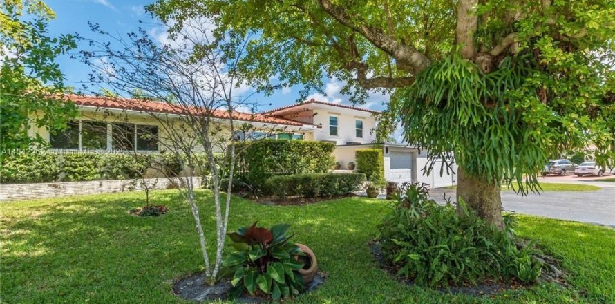 House in Lighthouse Point, Florida 4 bedrooms, 246.93 sq.m. № 1836572