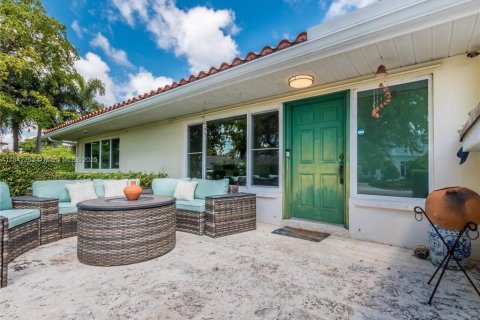 House in Lighthouse Point, Florida 4 bedrooms, 246.93 sq.m. № 1836572 - photo 3