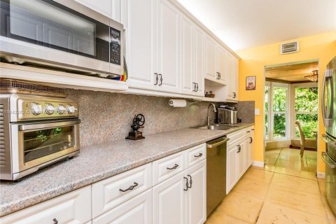 House in Lighthouse Point, Florida 4 bedrooms, 246.93 sq.m. № 1836572 - photo 12