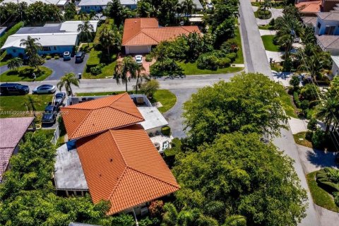 House in Lighthouse Point, Florida 4 bedrooms, 246.93 sq.m. № 1836572 - photo 29