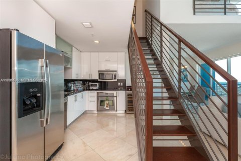 Condo in Miami, Florida, 2 bedrooms  № 1993496 - photo 9