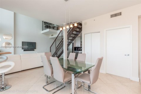 Condo in Miami, Florida, 2 bedrooms  № 1993496 - photo 12