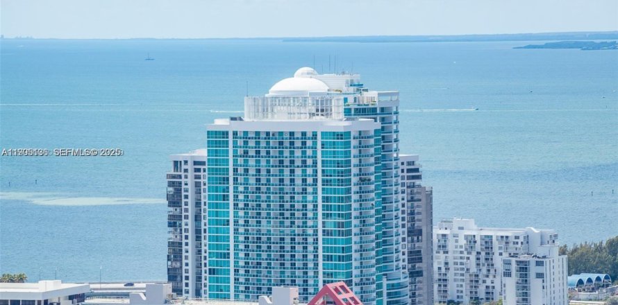 Condo in Miami, Florida, 2 bedrooms  № 1993496