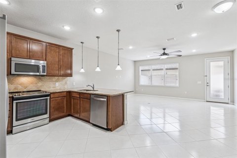 Townhouse in Winter Garden, Florida 4 bedrooms, 168.43 sq.m. № 2215263 - photo 5