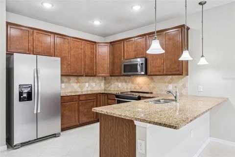 Townhouse in Winter Garden, Florida 4 bedrooms, 168.43 sq.m. № 2215263 - photo 4