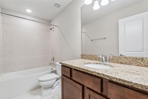 Townhouse in Winter Garden, Florida 4 bedrooms, 168.43 sq.m. № 2215263 - photo 12
