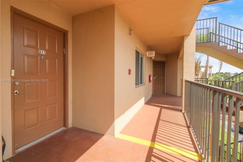 Copropriété à vendre à Pembroke Pines, Floride: 1 chambre, 98.1 m2 № 1746065 - photo 2