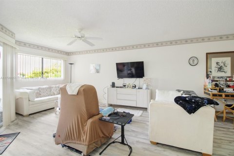 Copropriété à vendre à Pembroke Pines, Floride: 1 chambre, 98.1 m2 № 1746065 - photo 11