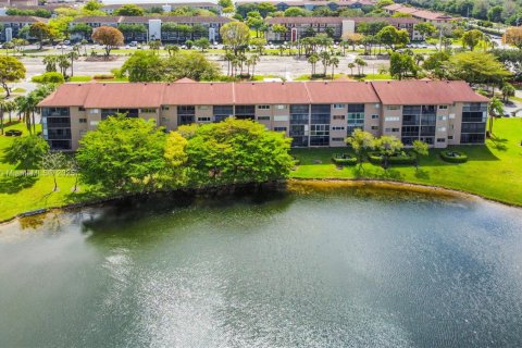 Copropriété à vendre à Pembroke Pines, Floride: 1 chambre, 98.1 m2 № 1746065 - photo 1