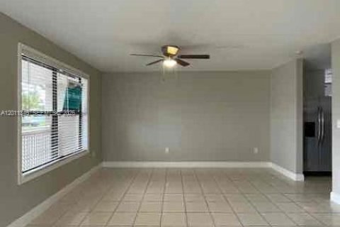 Villa ou maison à louer à Cutler Bay, Floride: 3 chambres, 133.13 m2 № 2075161 - photo 2