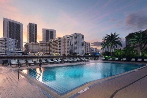 Condo à Hallandale Beach, Floride, 2 chambres  № 2090118