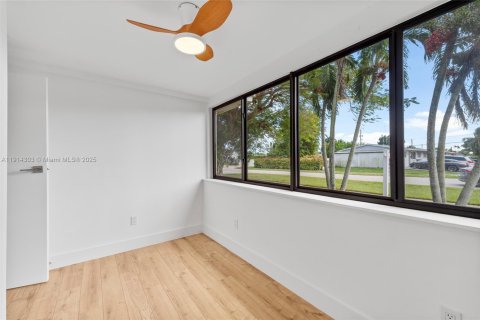 House in Cutler Bay, Florida 5 bedrooms, 127.83 sq.m. № 2028856 - photo 16