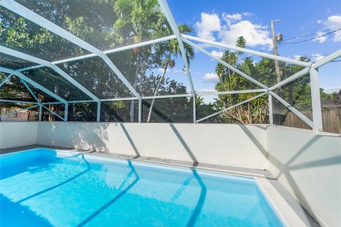 House in Cutler Bay, Florida 5 bedrooms, 127.83 sq.m. № 2028856 - photo 5