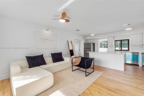 House in Cutler Bay, Florida 5 bedrooms, 127.83 sq.m. № 2028856 - photo 9