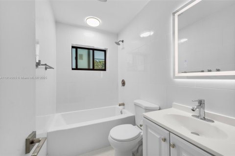 House in Cutler Bay, Florida 5 bedrooms, 127.83 sq.m. № 2028856 - photo 18