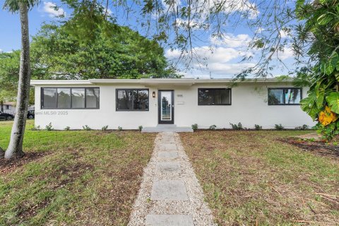 House in Cutler Bay, Florida 5 bedrooms, 127.83 sq.m. № 2028856 - photo 3