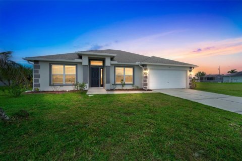 House in Cape Coral, Florida 3 bedrooms, 167.04 sq.m. № 1581870 - photo 1