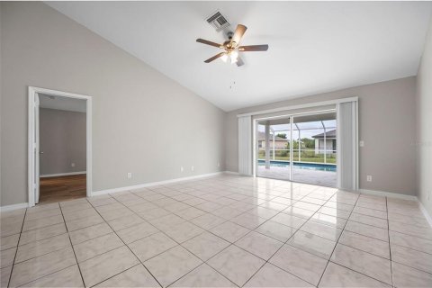 House in Cape Coral, Florida 3 bedrooms, 167.04 sq.m. № 1581870 - photo 14