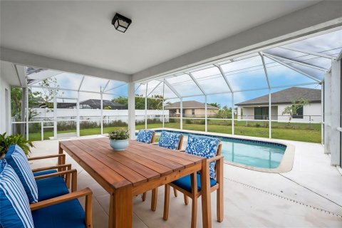 House in Cape Coral, Florida 3 bedrooms, 167.04 sq.m. № 1581870 - photo 15