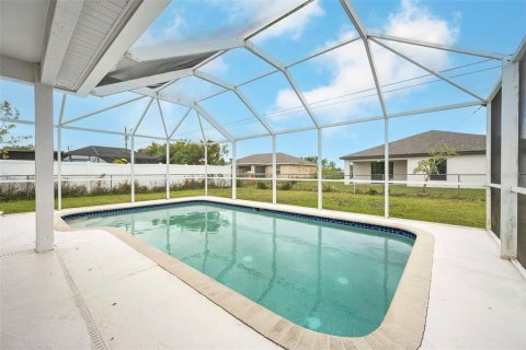 House in Cape Coral, Florida 3 bedrooms, 167.04 sq.m. № 1581870 - photo 2