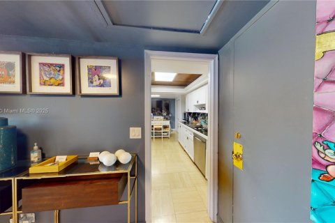 Condo in Miami, Florida, 2 bedrooms  № 1623135 - photo 13