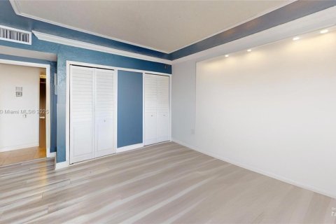 Condo in Miami, Florida, 2 bedrooms  № 1623135 - photo 19
