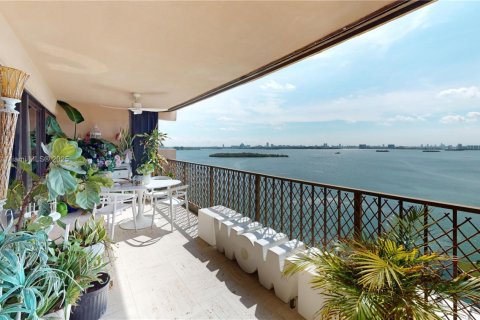 Condo in Miami, Florida, 2 bedrooms  № 1623135 - photo 1
