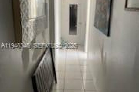 House in Riviera Beach, Florida 3 bedrooms, 93.65 sq.m. № 2005262 - photo 4