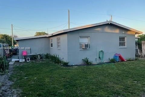 House in Riviera Beach, Florida 3 bedrooms, 93.65 sq.m. № 2005262 - photo 2