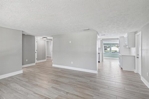 House in New Port Richey, Florida 3 bedrooms, 136.94 sq.m. № 1679192 - photo 8
