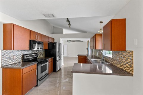 House in Orlando, Florida 3 bedrooms, 121.14 sq.m. № 2239603 - photo 11