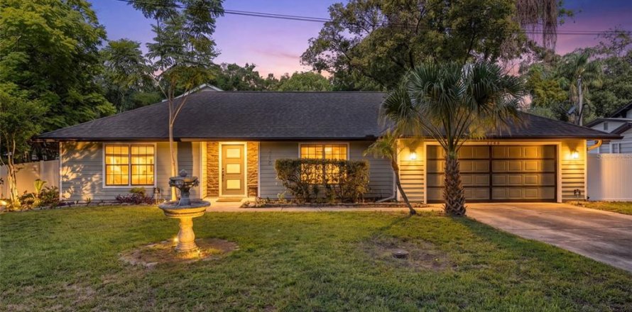 House in Orlando, Florida 3 bedrooms, 121.14 sq.m. № 2239603