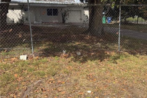 House in Miami, Florida 2 bedrooms, 178.65 sq.m. № 2041039