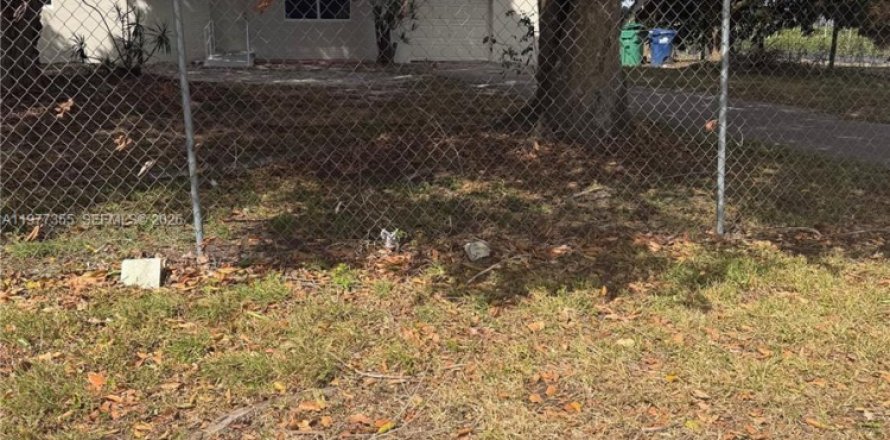 House in Miami, Florida 2 bedrooms, 178.65 sq.m. № 2041039