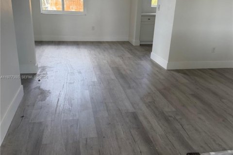 House in Miami, Florida 2 bedrooms, 178.65 sq.m. № 2041039 - photo 3