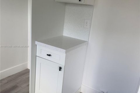 House in Miami, Florida 2 bedrooms, 178.65 sq.m. № 2041039 - photo 9