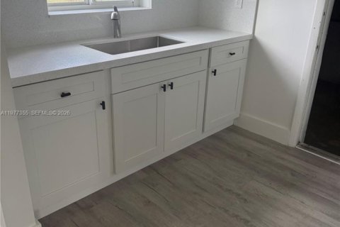 House in Miami, Florida 2 bedrooms, 178.65 sq.m. № 2041039 - photo 8