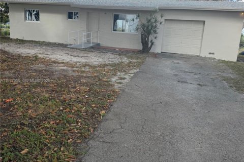 House in Miami, Florida 2 bedrooms, 178.65 sq.m. № 2041039 - photo 2
