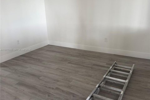 House in Miami, Florida 2 bedrooms, 178.65 sq.m. № 2041039 - photo 4